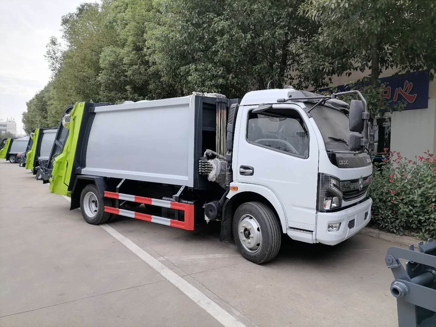 華通牌HCQ5125ZYSEQ6型東風(fēng)多利卡福瑞卡8立方壓縮式垃圾車